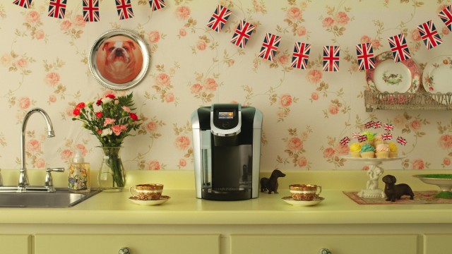 Animated images of a kitchen decorated with an English style for tea in the publicity Queen from Keurig, directed by Nicolas Fransolet with Alt productions
